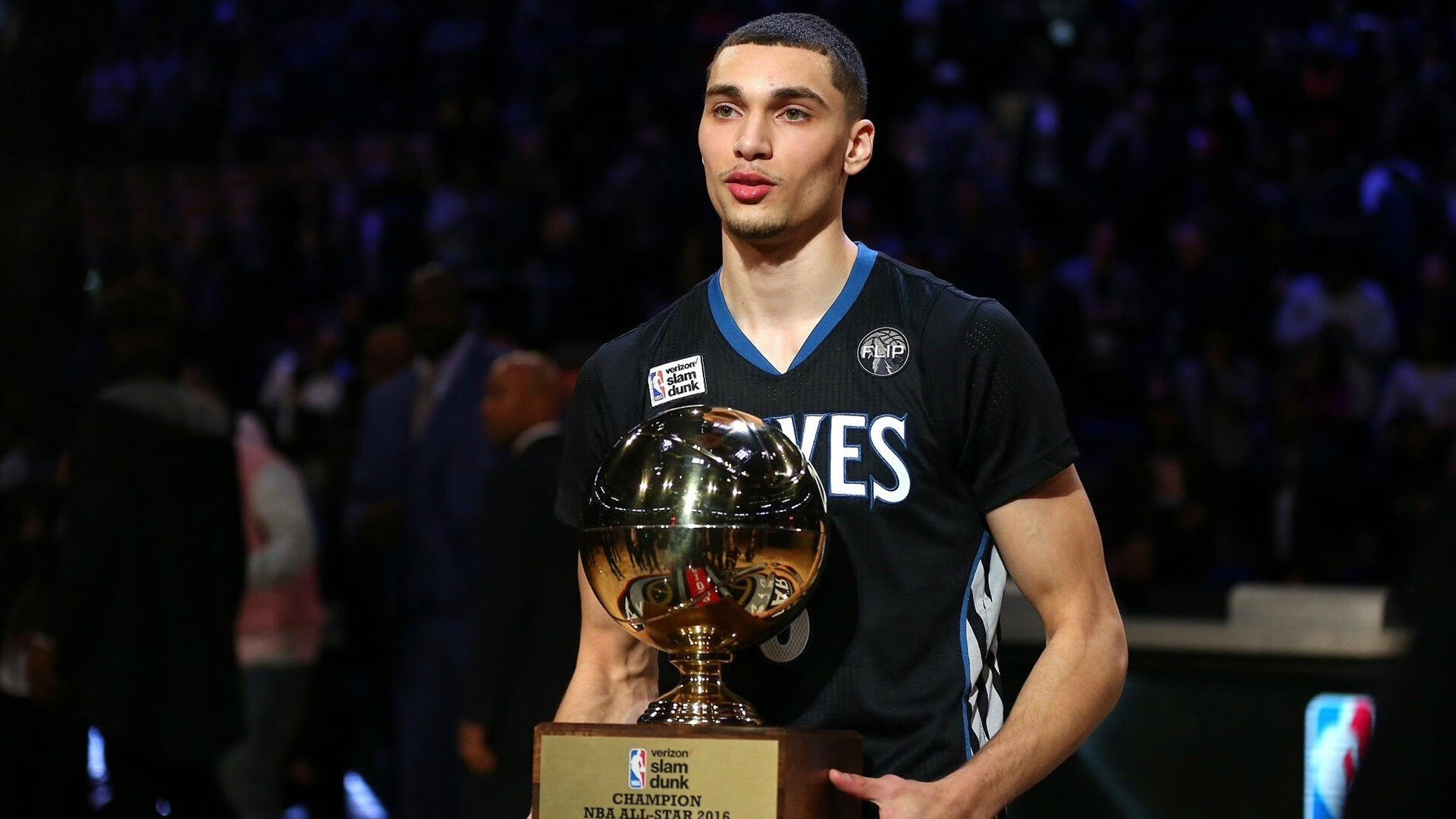 开拓者不敌湖人 杨瀚森未登场仅赛前热身，杨瀚森篮球